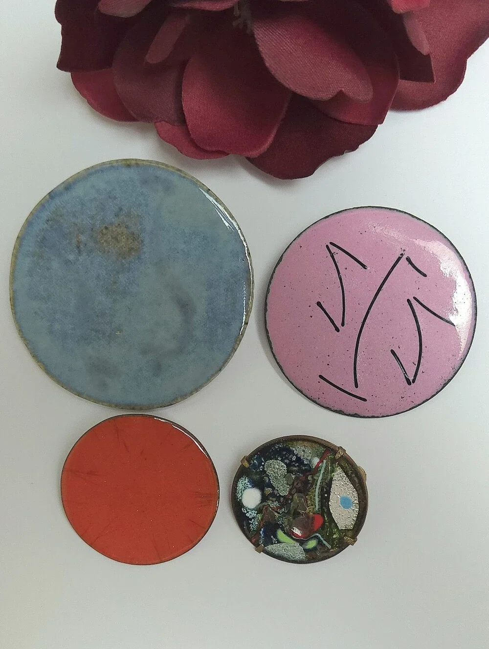 4 Vintage Handmade Brooches Red Pink & Paint Swirl Enamel om Copper 1 Ceramic